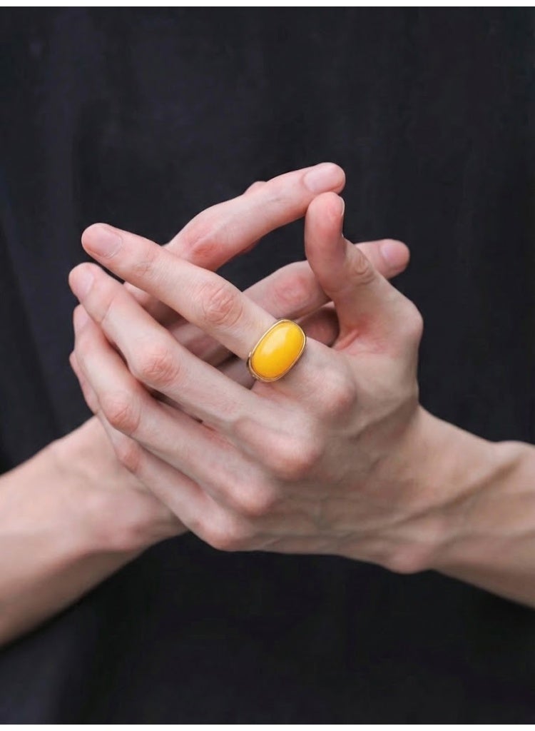 عام خاتم رجالي بيضاوي الشكل، مصنوع من النحاس والذهب عيار 18 قيراطاً، مرصع بالعنبر، ومقاسه قابل للتعديل. - Image 4